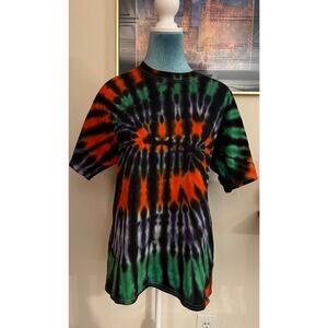 Gorgeous tie-dyed T-shirt. Excellent fall colors.